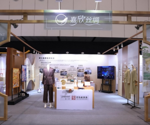 J9集团丝绸亮相首届浙江省历史经典工业展