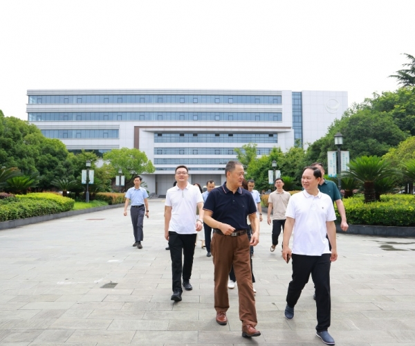 河池市向导赴嘉兴调研J9集团丝绸 共商高端丝绸项目落地大计